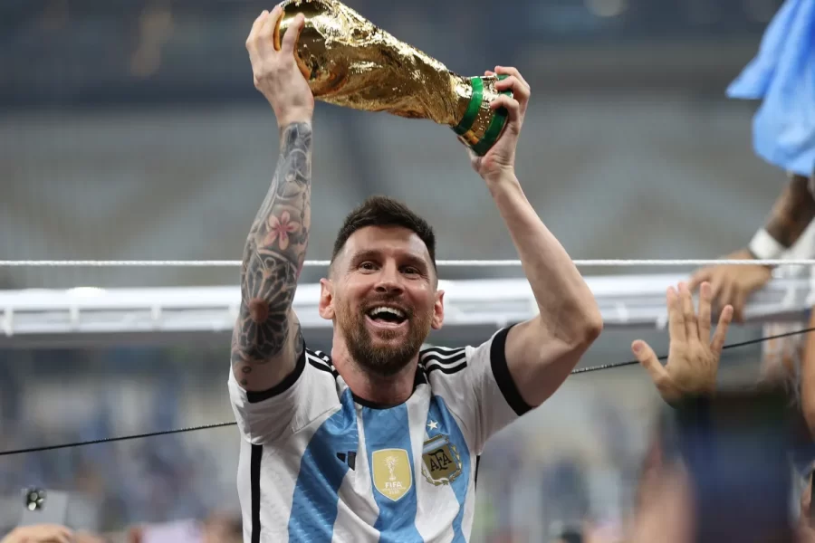 Lionel+Messi+lifts+the+World+Cup+after+a+dominant+performance+against+France+in+the+final.